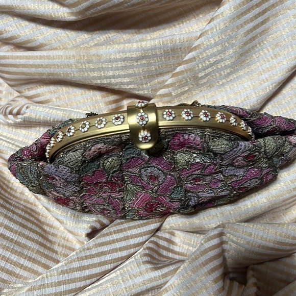 FLORAL LACE KNIT EVENING BAG CLUTCH, PINK AND GOLD. - Picture 5 of 9